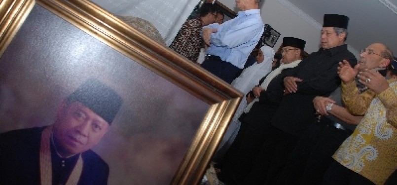 President Susilo Bambang Yudhoyono prays with family members of  Junus Effendi Habibie, who passed away on Monday morning in Jakarta. Habibie is the younger brother of the former president, BJ Habibie. 