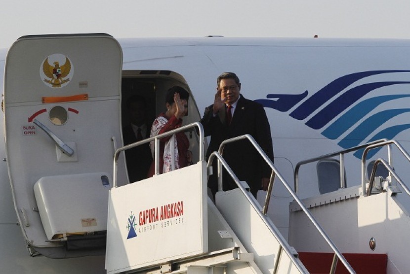 President Susilo Bambang Yudhoyono (right) and the First Lady depart to Darwin, Australia, on Monday.     