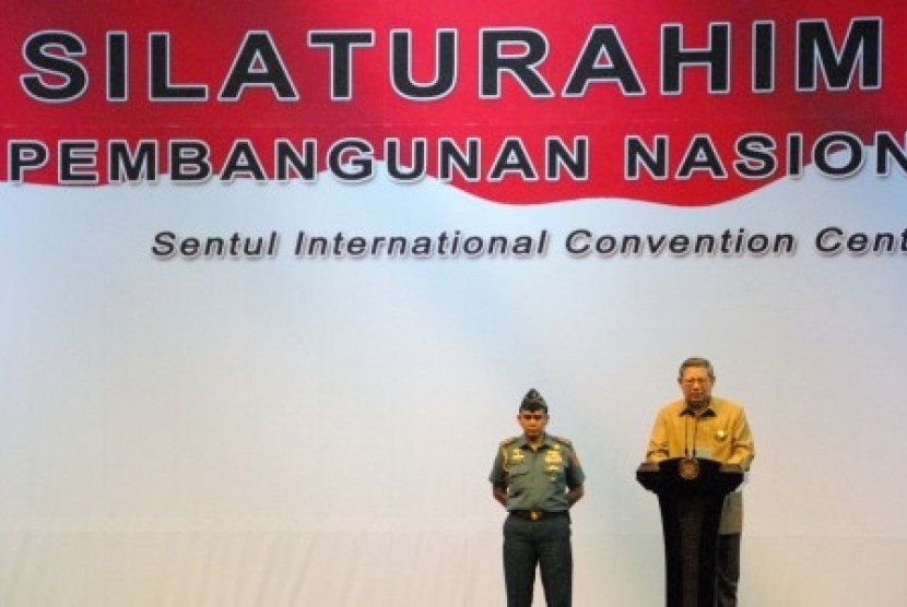 President Susilo Bambang Yudhoyono (right) bids his farewell to regional leaders in a convention held in Sentul, West Java, on Wednesday.