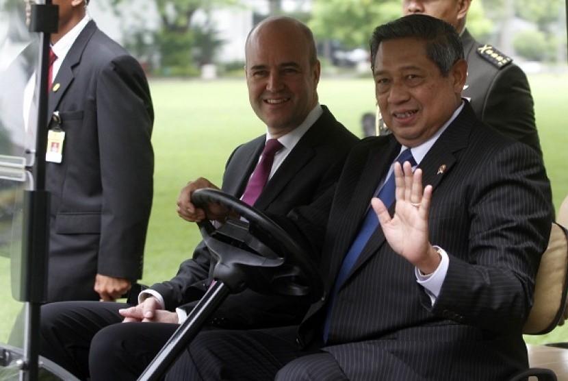 President Susilo Bambang Yudhoyono (right) drives Swedish Prime Minister Fredrik Reinfeldt to the terrace of presidential palace in Jakarta on Wednesday.   