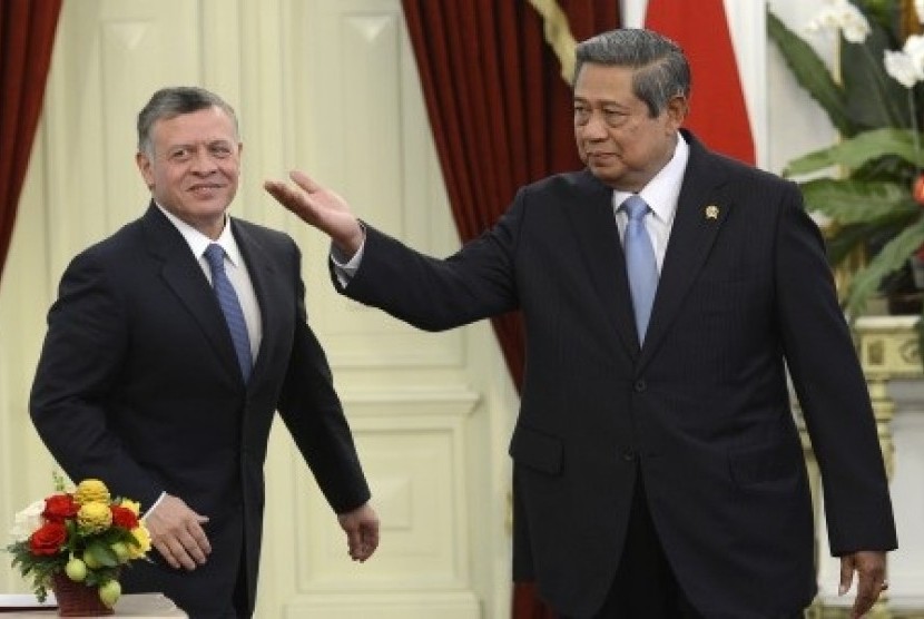 President Susilo Bambang Yudhoyono (right) greets the visiting King of Jordan Abdullah II at the presidential palace in Jakarta on Wednesday. 
