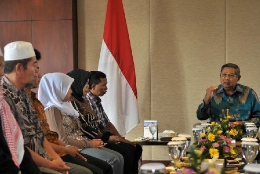 President Susilo Bambang Yudhoyono (right) meets the families of four Indonesians threatened with death penalty, in Semarang, on Sunday, March 30, 2014.
