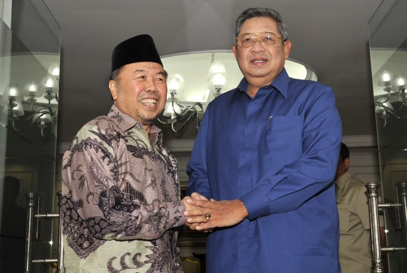 President Susilo Bambang Yudhoyono (right) poses with Chairman of the National Alms Agency (Baznas) Didin Hafidhuddin in Jakarta on Wednesday. 