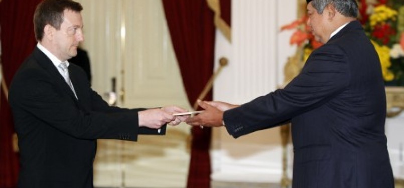 President Susilo Bambang Yudhoyono (right) receives credential letter from Ambassador of France, Bertrand Lortholary. 