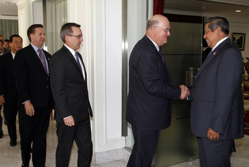 President Susilo Bambang Yudhoyono (right) receives delegation from US-ASEAN Business Council (USABC) and US ambassador, Scot Marciel (the third from right) in the Presidential Palace, Jakarta, Thurdsay.  