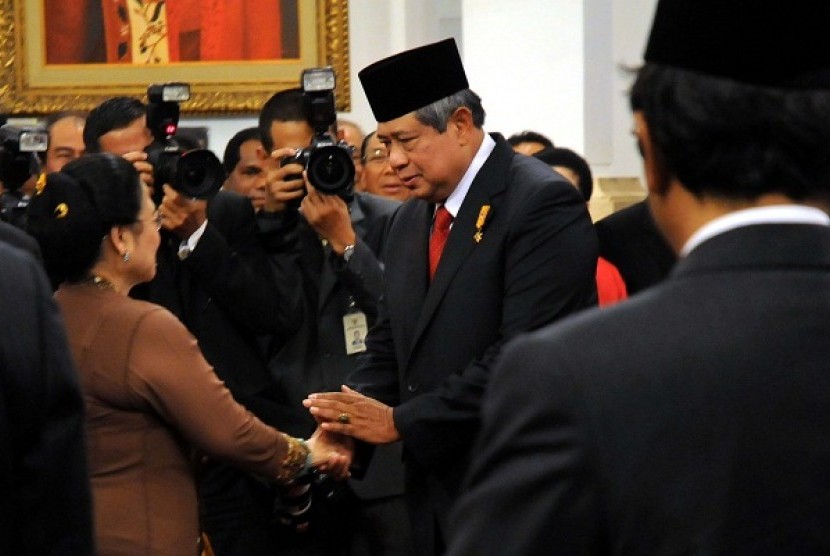 President Susilo Bambang Yudhoyono (right) shakes hand with Megawati during the award ceremony in Jakarta, Wednesday. The later is former presiden who also the daughter of the first Indonesian presiden, Soekarno, who awarded as national hero with former vi