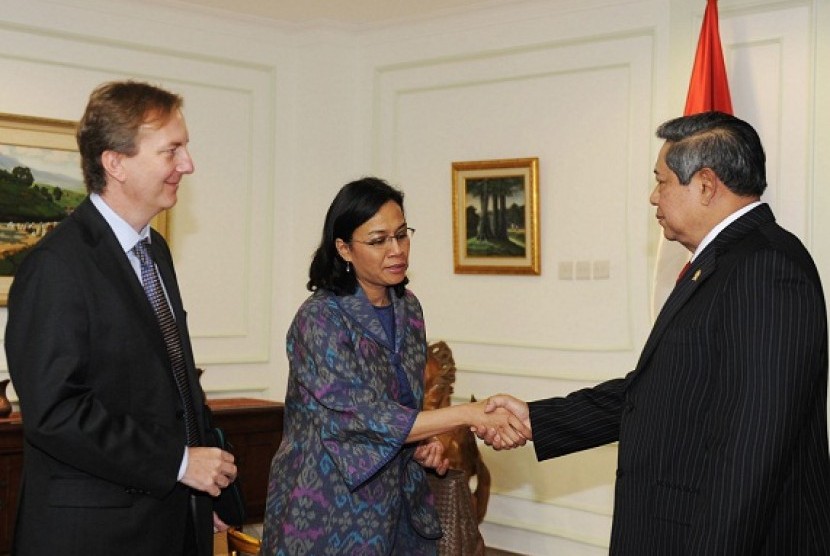 President Susilo Bambang Yudhoyono (right) welcomes the Managing Director of World Bank, Sri Mulyani, in the presidential palace in Jakarta, on Friday.   