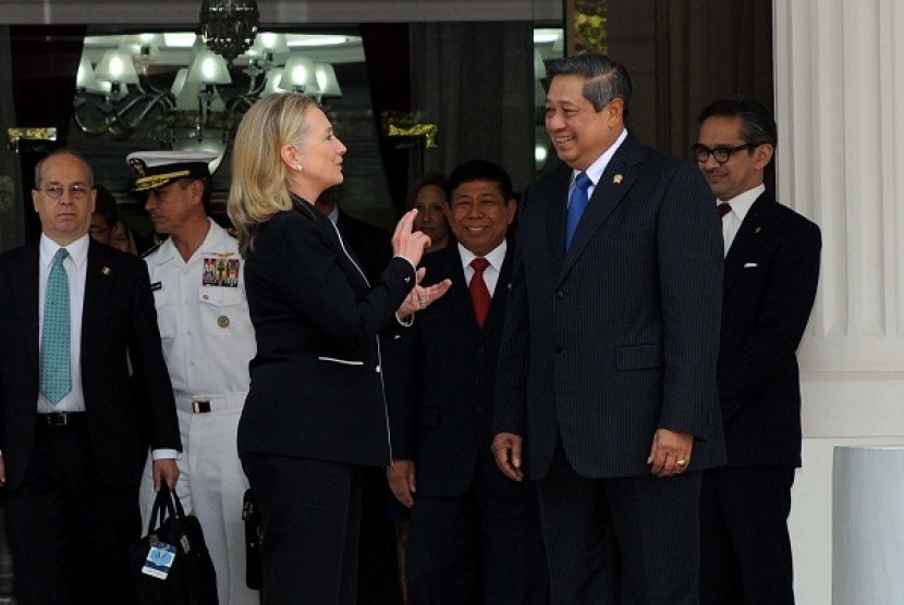 President Susilo Bambang Yudhoyono (right) welcomes US Secretary of States, Hillary Clinton at the presidential palace in Jakarta on Tuesday morning.   