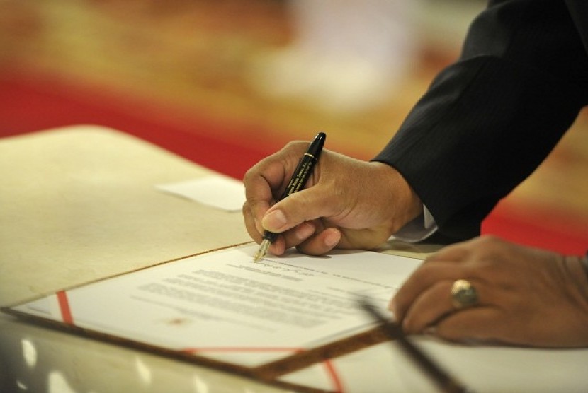 President Susilo Bambang Yudhoyono signs official document during inauguration of 14 Indonesian ambassador and permanent representative to neighboring countries in Jakarta, on Tuesday.