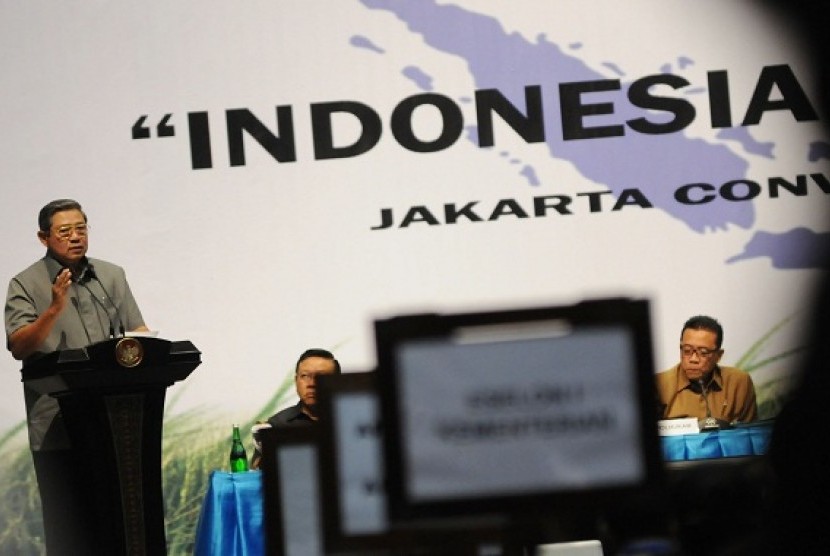 President Susilo Bambang Yudhoyono (standing) speaks during a annual governmental meeting 2013 on Monday. 