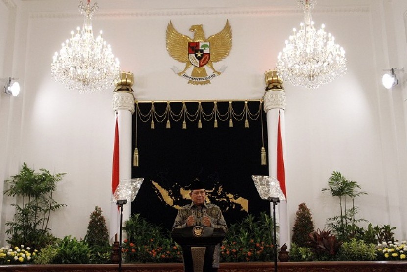 President Susilo Bambang Yudhoyono unveiles his plan of energy saving in presidential palace in Jakarta, Tuesday.  