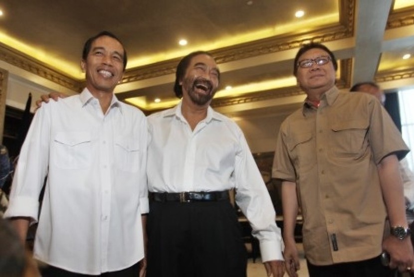 Presidential candidate of Indonesian Democratic Parti of Struggle (PDIP), Joko Widodo (left), poses with Chairman of National Democratic Party, Syrua Paloh (center) and PDIP's Secretary General Tjahjo Kumolo in Jakarta, on Saturday. 
