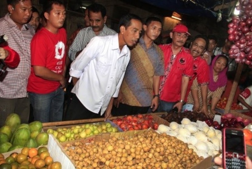 Presidential candidate who also governor of Jakarta, Joko Widodo, chooses traditional market in Cilegon to stage his campaign on Friday, March 28, 2014. 