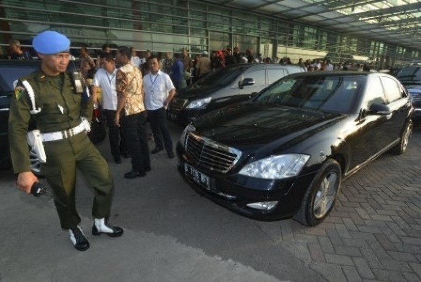Presidential security guard (Paspampress) secure president elect Joko Widodo during a gathering in Jakarta on Friday. 