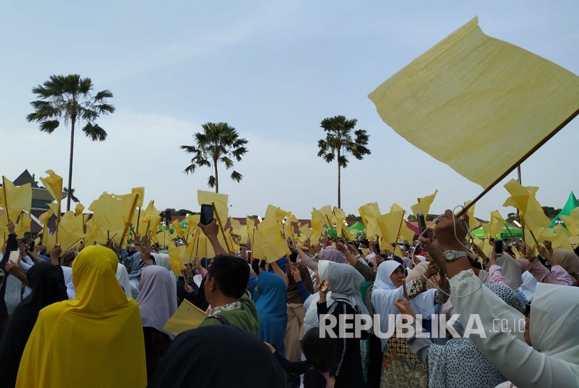 Presidium Emak-Emak Republik Indonesia menggelar doa bersama untuk para korban meninggal peristiwa 21-22 Mei 2019 lalu di halaman Masjid At-Tin, Jakarta, Kamis (30/5).