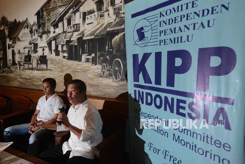 Presidium Komite Independen Pemantau Pemilu (KIPP) Kaka Suminta (kanan) memberikan pemaparan saat menjadi pembicara dalam diskusi penyelenggaran pemilu di Jakarta, Ahad (8/1). 