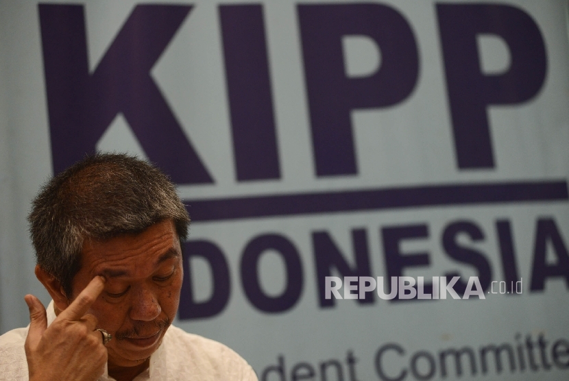 Presidium Komite Independen Pemantau Pemilu (KIPP) Kaka Suminta memberikan pemaparan saat menjadi pembicara dalam diskusi penyelenggaran pemilu di Jakarta, Ahad (8/1).