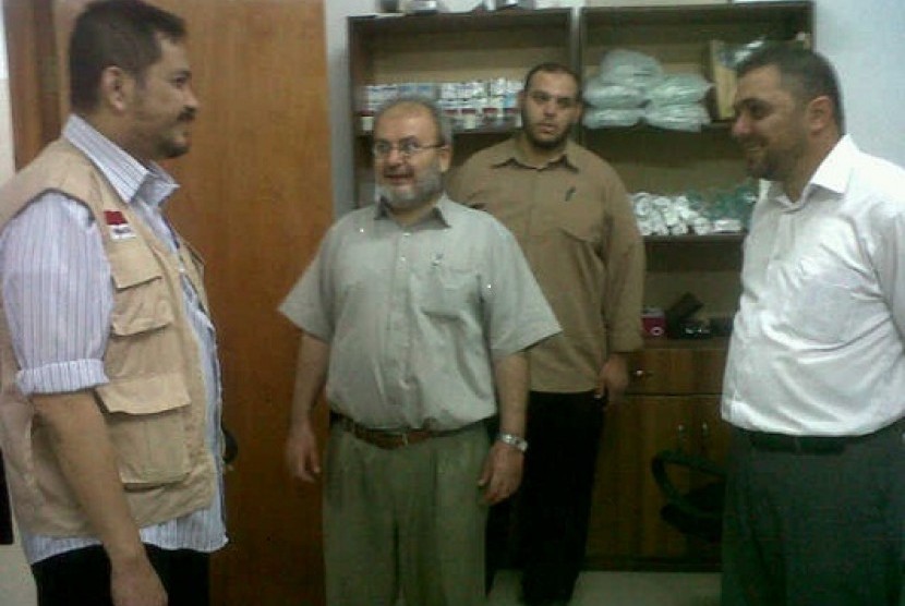 Presidum MER-C, Joserizal Jurnlis (kiri) berbicara denang para dokter di Medical Clinis Jabaliya di Jalur Gaza, Palestina. MER-C menyerahkan bantuan obat-obatan dan pengadaan AC ke kllinik yang pengadaan AC ke klinik yang berada di Gaza utara (Ilustrasi)