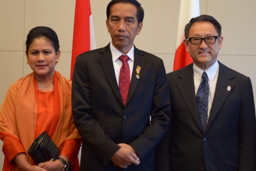 Presieen Jokowi dan Iriana Widodo bersama Presiden Toyota Akio Toyoda.