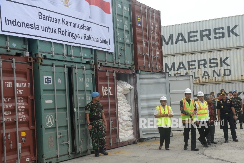 Presien Joko Widodo (tengah) usai meninjau kontainer yang berisi bantuan kemanusiaan yang akan dikirim untuk pengungsi Rohingya dan Rakhine di Dermaga III Pelabuhan Tanjung Priok, Jakarta, Kamis (29/12).Republika/Wihdan Hidayat