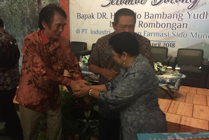 Preskom Sido Muncul Sofjan Hidayat menerima kunjungan Ani Yudhoyono dan suami Susilo Bambang Yudhoyono di pabrik Sido Muncul di Ungaran, Kabupaten Semarang, April 2018.