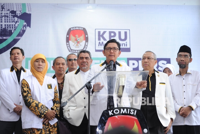 Press Confrence. Partai Keadilan Sejahtera (PKS) memberikan keterangan kepada media yang di berikan oleh Sekjen PKS Mustafa Kamal di Kantor KPU Pusat, Jakarta, Sabtu (14/10). 