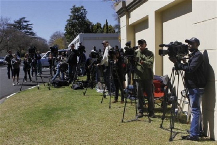 Press gather outside the Johannesburg home of former South African president Nelson Mandela after he was discharged from a Pretoria hospital Sunday Sept. 1, 2013. Mandela has been in hospital for more than two months fighting a recurring lung infection. 