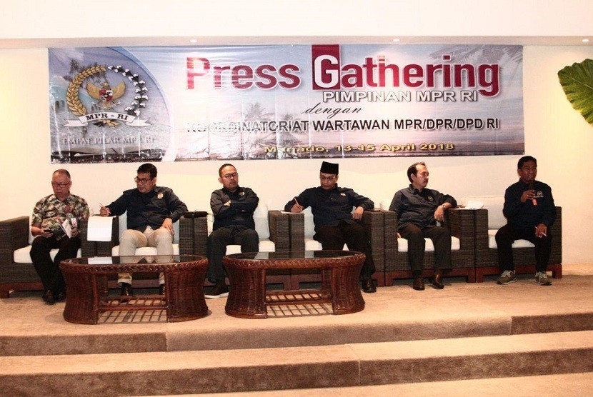 Press gathering pimpinan MPR dengan wartawan parlemen di Hotel Grand Luley, Manado, Jumat malam (13/4).