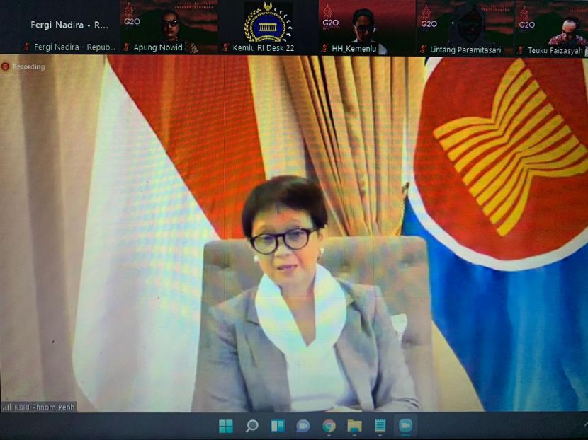 Press statement Menteri Luar Negeri (Menlu) RI Retno Marsudi seusia menghadiri pertemuan Menlu ASEAN di Phnom Penh, Kamboja, Kamis (17/2) 