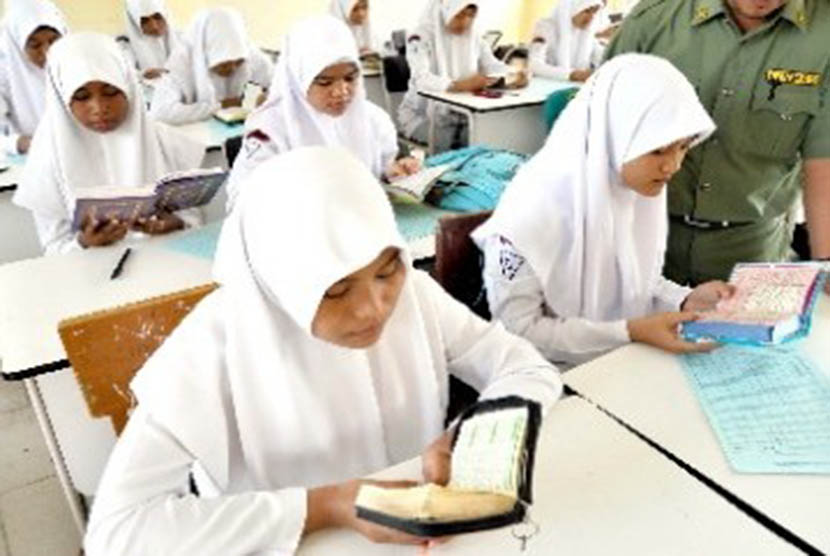 Prestasi siswa madrasah kini tak kalah dengan siswa umum.