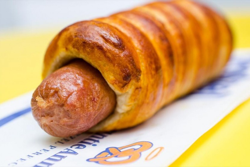 Pretzel Dog dari gerai Auntie Anne's.