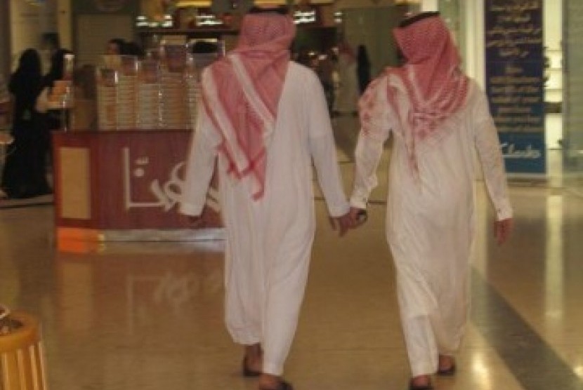 Mal di Arab Saudi Diharuskan Rekrut Warga Asli. Pria Arab Saudi saat jalan-jalan di mal.