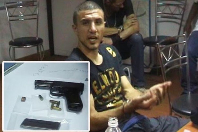  Pria Australia, Talaat Hawatt, ditahan di Thailand setelah ‘mabuk’ dan diduga menembak pintu kamar hotel pamannya, tahun 2010.