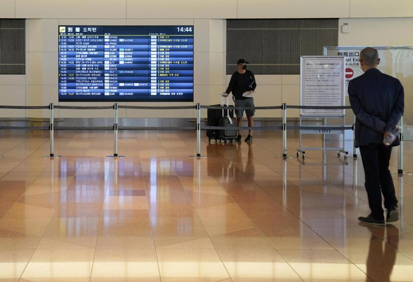 Pria berdiri di salah satu sudut Tokyo International Airport di Haneda, Tokyo, Jepang. Pemerintah Jepang melonggarkan pintu masuknya bagi pengunjung dari sembilan negara.