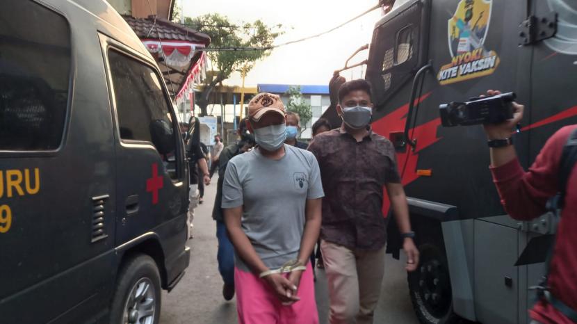 Pria berinisial AS (49 tahun) digelandang ke Markas Polres Metro Jakarta Barat, Jumat (16/7). AS ditangkap karena memperkosa anak tirinya, yang berusia 15 tahun, berulang kali dalam tiga tahun terakhir. 