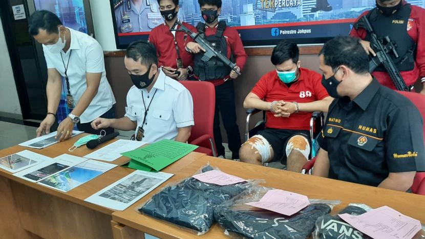 Pria berinisial DJ (31 tahun) duduk di kursi rodanya di Mapolres Jakarta Pusat, Selasa (26/1). DJ merupakan DPO kasus begal sepeda terhadap Kolonel Marinir Pangestu Widiatmoko yang terjadi 26 Oktober 2020 lalu.