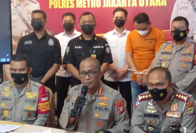 Pria berinisial OK (baju oranye) tertunduk saat rilis kasusnya di Mapolres Jakarta Utara, Senin (28/6). OK sebelumnya menganiaya sopir truk di Jalan Yos Sudarso, Sunter, Jakarta Utara, Sabtu (26/6)