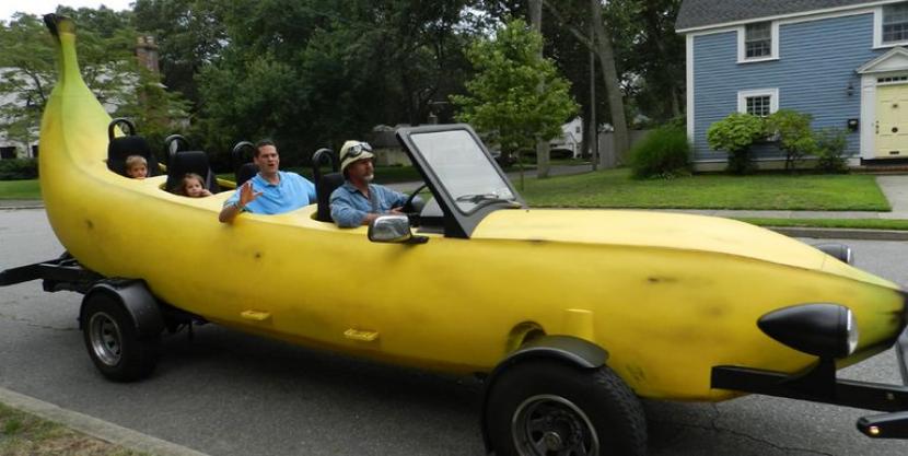 Pria bernama Steve Braithwaite melakukan modifikasi sebuah Ford F-150 tahun 1993 menjadi sebuah mobil berbentuk pisang raksasa. 