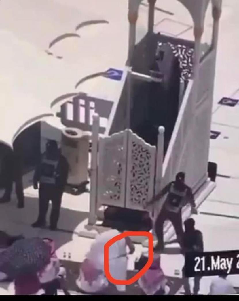 Pria bersenjata menyerang imam Masjidil Haram pada saat shalat Jum;at (22/9)