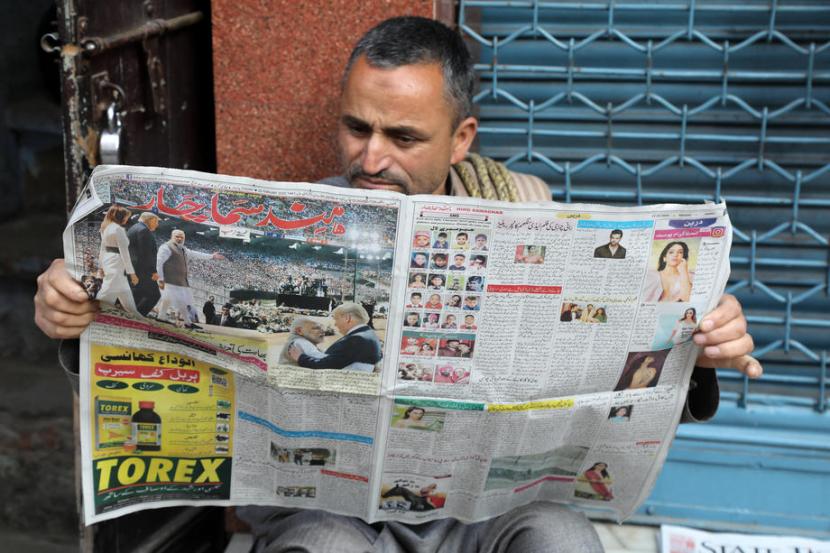 Pria di India membaca koran. Banyak masyarakat ingin meningkatkan semangat dengan berita positif. Ilustrasi.