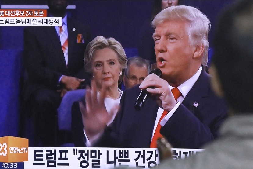 Pria di Korea Selatan menonton debat capres AS antara Donald Trump dan Hillary Clinton, Senin (10/10).