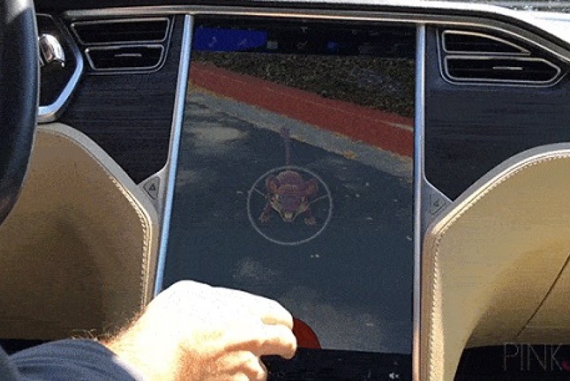 Pria Ini Ubah Sistem Layar Sentuh pada Tesla S untuk Buru Pokemon