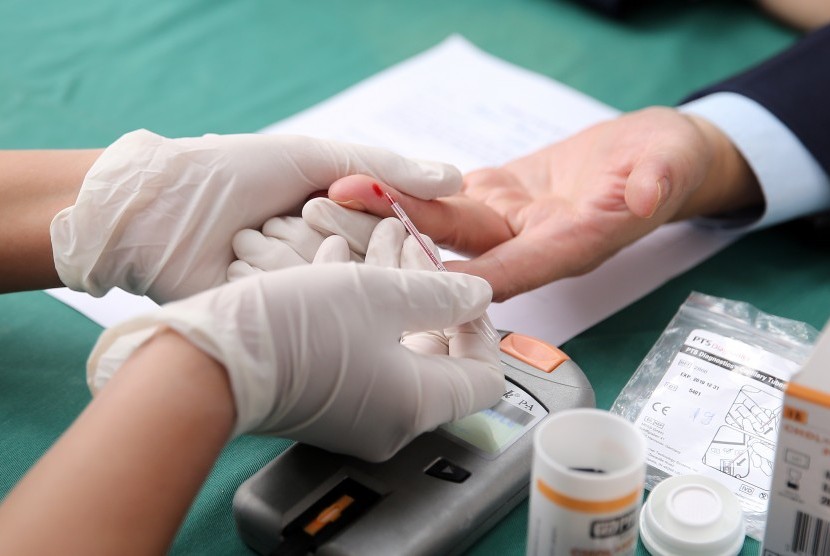 Tes tusuk jari (finger prick test). Inggris menyatakan tes tusuk jari untuk memeriksa antibodi terhadap virus corona yang dikembangkan UK Rapid Test Consortium (UK-RTC) memiliki akurasi 98,6 persen dalam uji coba pada manusia. 