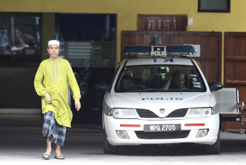 Hukum Bedah Mayat Menurut Madzhab Syafii. Pria melangkah keluar dari departemen forensik di General Hospital KL, Malaysia.
