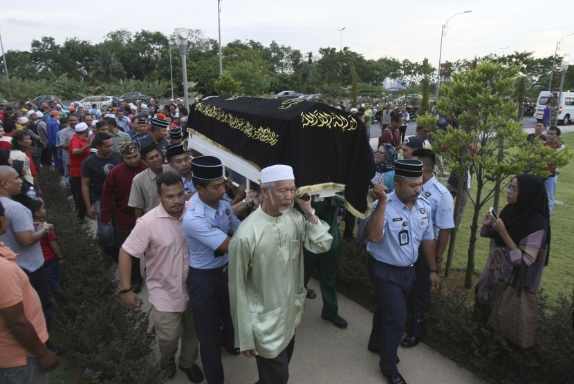 Pria membawa peti mati mengangkut pemakaman massal korban kebakaran di sekolah Pusat Tahfiz Darul Quran Ittifaqiyah, Kuala Lumpur, yang terjadi Kamis (14/9).