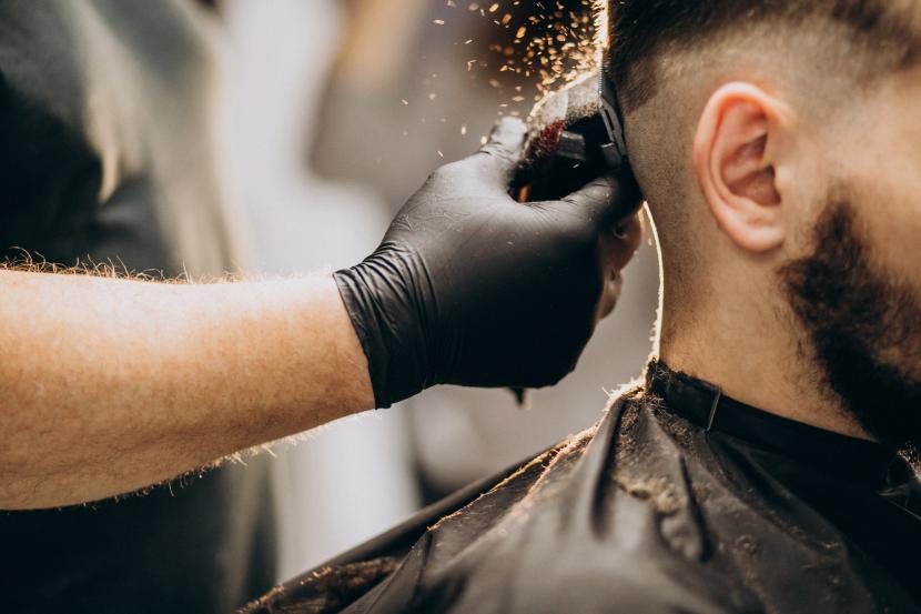 Pria memotong rambut (ilustrasi). Berdasarkan survei MEN/O/LOGY Index 2024 dari ZAP Beauty Index 2024 ditemukan bahwa pria lebih peduli pada gaya rambut dibandingkan wajah.  