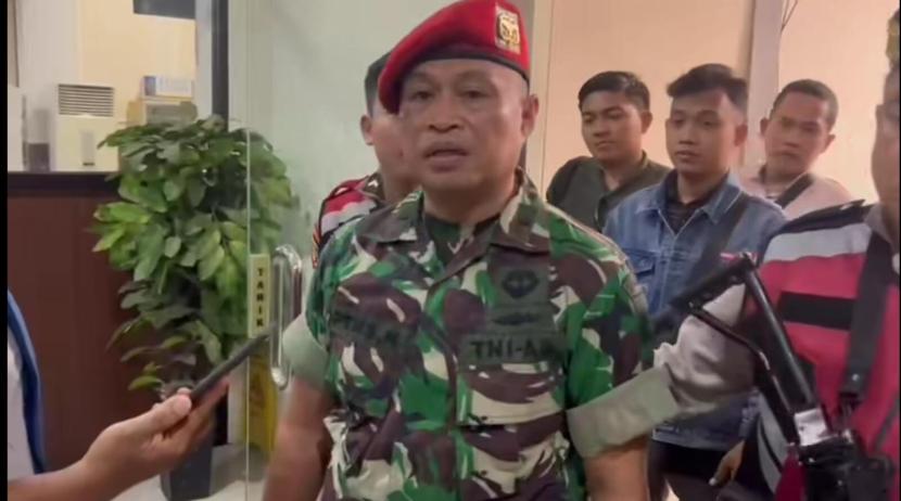 Pria mengaku anggota Kopassus, Serka James Makapedua usai menjalani sidang dikawal polisi bersenjata di Pengadilan Negeri (PN) Tangerang, Senin (5/8/2024).