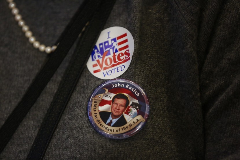 Pria menggunakan pin menunjukkan dukungannya terhadap salah satu kandidat Presiden AS.