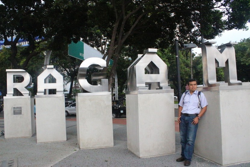Pria menikmati bagian dari instalasi di Taman Pandang Jakarta, yang terletak di kawasan Museum Monumen Nasional.