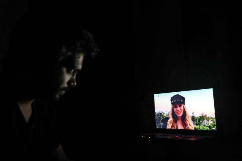 Pria menonton penyanyi Beyonce secara daring saat tampil di One World: Together at Home, Ahad (19/4) pagi waktu Indonesia.